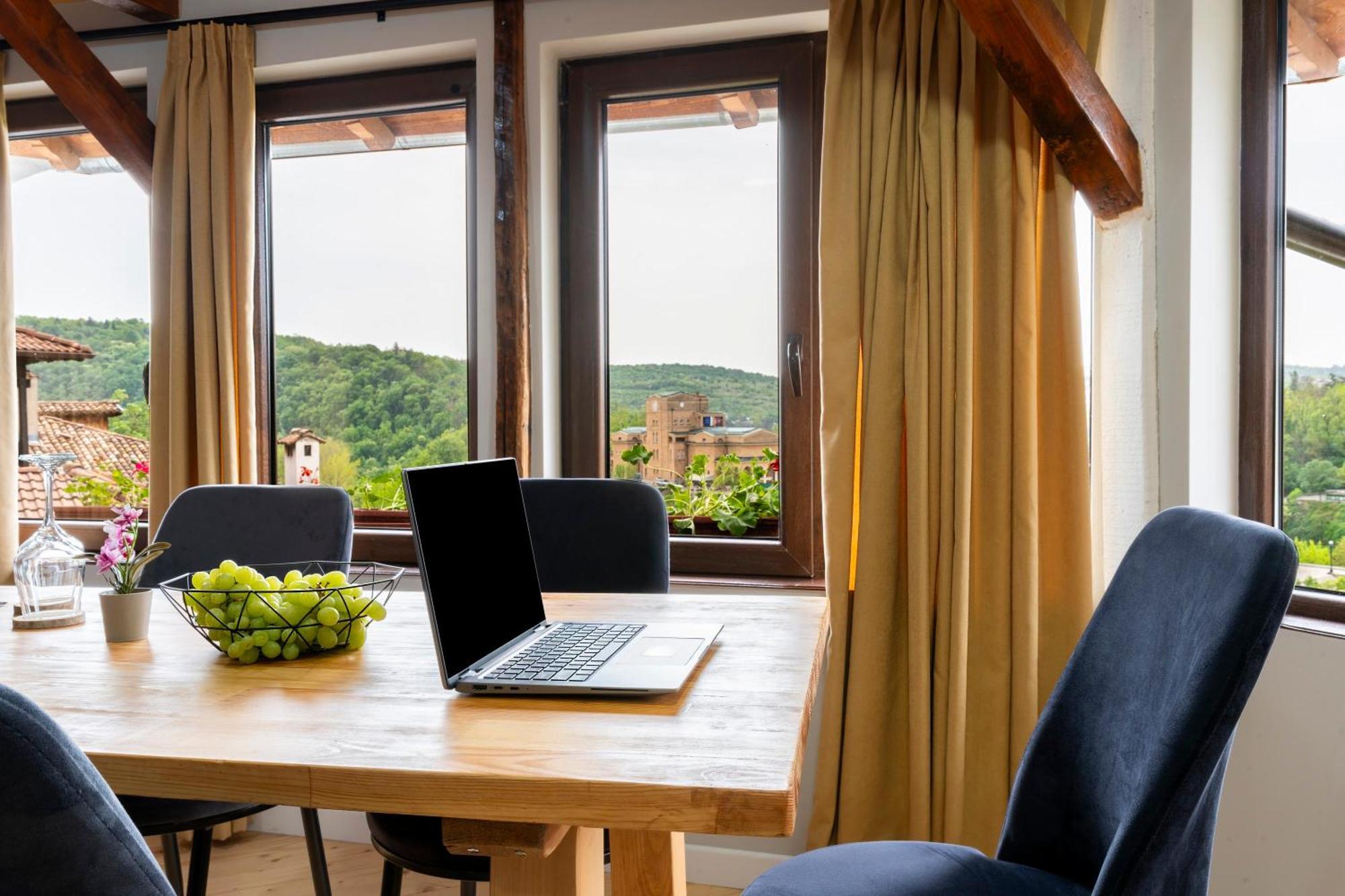 Bobevata Guest House - Floor 2 - Stunning View Old Town ヴェリコ・タルノヴォ エクステリア 写真